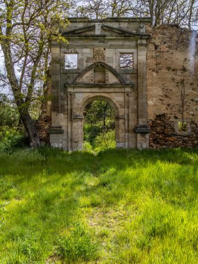 İspanya 'nın Leon ilindeki Santa Mara de Nogales manastırı terk edilmiş bir yerdir.