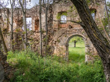 İspanya 'nın Leon ilindeki Santa Mara de Nogales manastırı terk edilmiş bir yerdir.