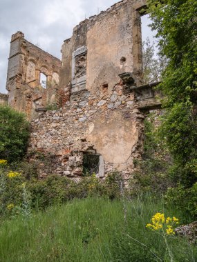 İspanya 'nın Leon ilindeki Santa Mara de Nogales manastırı terk edilmiş bir yerdir.