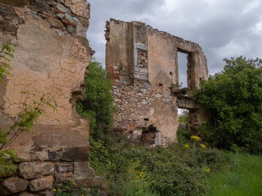 İspanya 'nın Leon ilindeki Santa Mara de Nogales manastırı terk edilmiş bir yerdir.