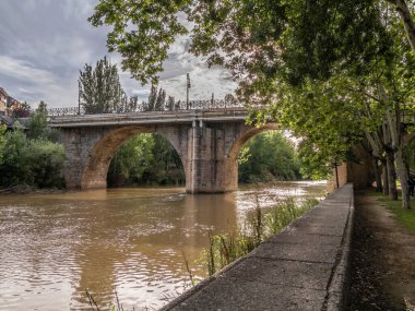 Aranda de Duero kasabası, güzel bir turizm beldesi (İspanya).)