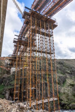 Segovia 'daki çevre yolunun genişleme çalışmaları için bir köprü inşa edilmektedir (İspanya)