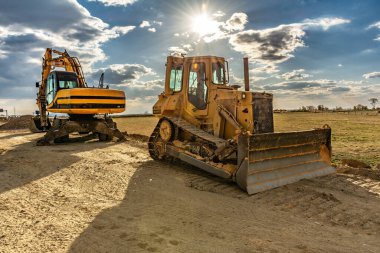 Kazıcı inşaat alanında taş ve taş taşıyor.