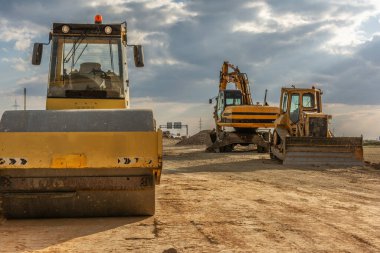 Bir yol inşa etmek için makineler
