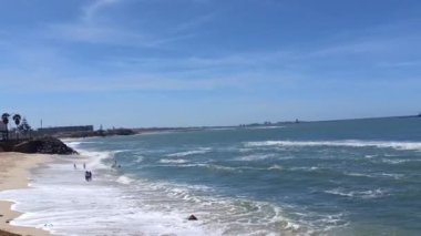 Monika sahil denizi Fas. Yazın kumsal, kum, kaya ve gökyüzü manzarası. Sahildeki deniz alanı. Monika Plajı, Bleu Sky, Fas 'ta. 11 Nisan 2024 'te