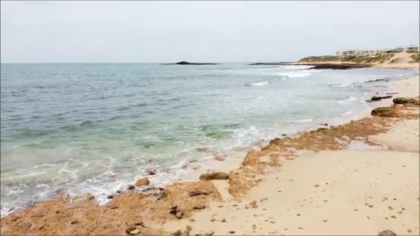 Vista Panoramica Una Spiaggia Con Mare Sabbia Sotto Sole Estivo — Video Stock