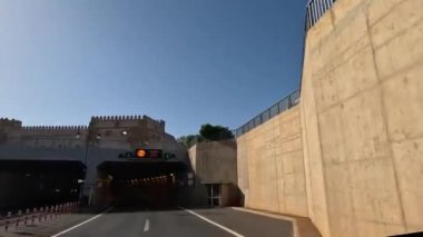 Rabat, Fas 'tan geçen büyüleyici bir şehir tüneli deneyimi, sarı lambaların sıcak parıltısıyla aydınlanıyor.