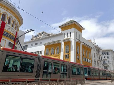 Modern tramvay Casablanca 'da geleneksel Fas mimarisinden geçiyor.