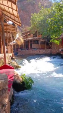 Oum Er-Rbia Nehri, Khenifra, Fas 'taki Nehir Akıntılı Restoran Nehrini Geç