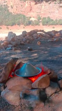 Aguelmam Azegza, Khenifra, Fas 'tan Geleneksel Tajine Aşçılığı