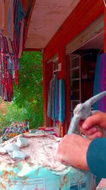 Sanatçı Hammer ile Taş Kırıyor Atölye, Ouzoud, Fas 'ta