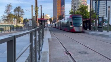 Casablanca, Fas 'taki kırmızı tramvay istasyonu yaklaşıyor.