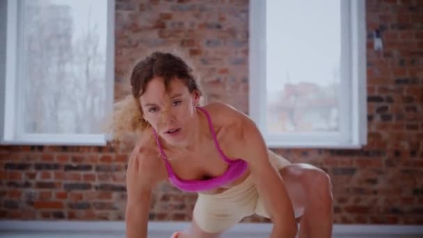 Sportieve Vrouw Met Een Prachtig Lichaam Die Traint Een Lege — Stockvideo