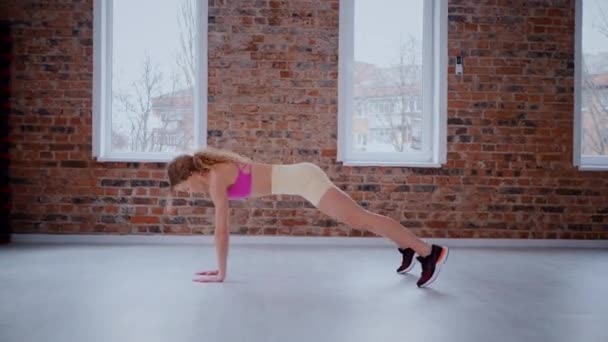 Sportos Gyönyörű Testtel Egy Üres Jól Megvilágított Szobában Edzőruhát Viselő — Stock videók