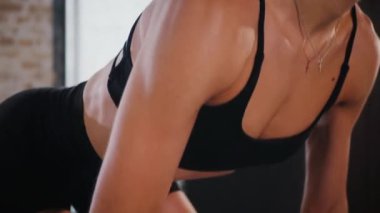 Spor salonunda halterle çömelmiş bir kadın. Spor meraklısı ağırlıklarla çömelme hareketi yapıyor. Güçlü kadın antrenmanda halter kaldırıyor. Spor salonunda halterle egzersiz yapan bir kadın. Kadın spor salonunda çekirdek egzersizi yapıyor. Spor salonundaki spor meraklısı.. 