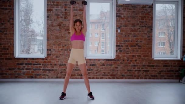 Sportieve Vrouw Met Een Prachtig Lichaam Die Traint Een Lege — Stockvideo
