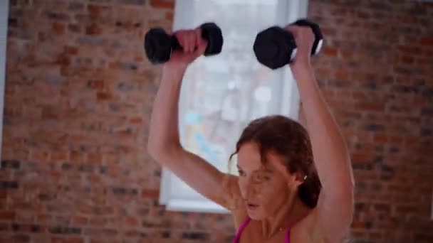 Sportig Kvinna Med Vacker Kropp Utövar Ett Tomt Väl Upplyst — Stockvideo