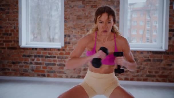 Sportig Kvinna Med Vacker Kropp Utövar Ett Tomt Väl Upplyst — Stockvideo