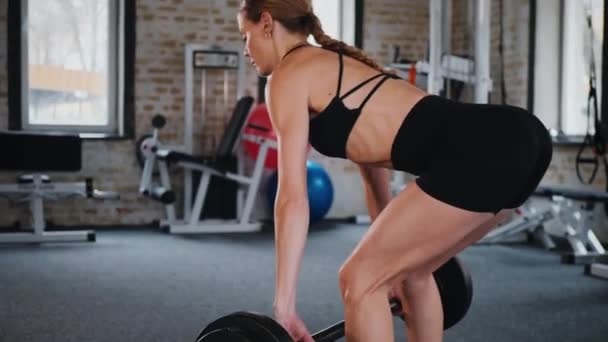 Kvinnan Gymmet Sitter Huk Med Skivstång Fitness Entusiast Gör Knäböj — Stockvideo