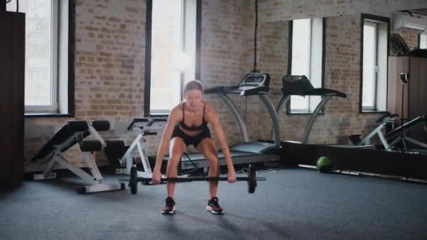 Woman Gym Squatting Barbell Fitness Enthusiast Doing Squats Weights Strong — Stock Video