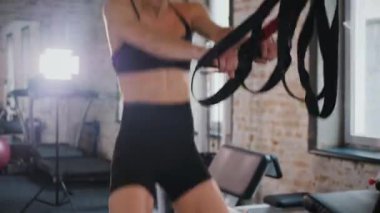 Fitness meraklısı spor salonunda vücut egzersizi yapıyor. Kadın spor salonunda çekirdek egzersizi yapıyor. Spor salonunda spor yapan spor meraklısı. Egzersiz yapan bir kadın. Jimnastik. Güç eğitimi iş başında. Spor salonundaki kadın spor eğitmeni..