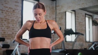 Fitness meraklısı spor salonunda vücut egzersizi yapıyor. Kadın spor salonunda çekirdek egzersizi yapıyor. Spor salonunda spor yapan spor meraklısı. Egzersiz yapan bir kadın. Jimnastik. Güç eğitimi iş başında. Spor salonundaki kadın spor eğitmeni..