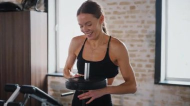 Fitness meraklısı spor salonunda vücut egzersizi yapıyor. Kadın spor salonunda çekirdek egzersizi yapıyor. Spor salonunda spor yapan spor meraklısı. Egzersiz yapan bir kadın. Jimnastik. Güç eğitimi iş başında. Spor salonundaki kadın spor eğitmeni..