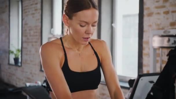 Fitness Nadšenec Dělá Základní Cvičení Tělocvičně Žena Cvičí Tělocvičně Fitness — Stock video