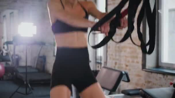 Фітнес Ентузіаст Робить Основні Тренування Спортзалі Жінка Виконує Основні Вправи — стокове відео