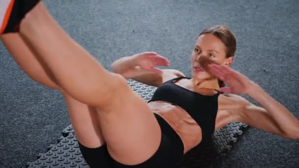 Kvinnan Gympakläder Gör Crunches Träningsmatta Kvinnlig Idrottsman Arbetar Abs Med — Stockvideo