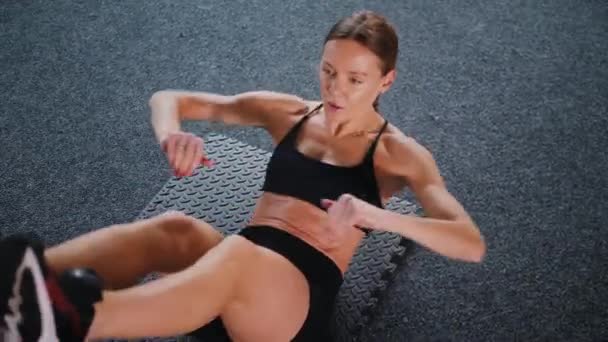 Mulher Roupa Ginástica Fazendo Crunches Tapete Exercício Atleta Feminina Trabalhando — Vídeo de Stock