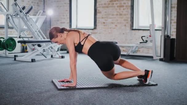 Miłośnik Fitness Robi Trening Rdzenia Siłowni Kobieta Wykonująca Ćwiczenia Siłowni — Wideo stockowe