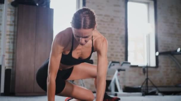 Fitness Entusiast Gör Core Workout Gymmet Kvinna Utför Core Motion — Stockvideo