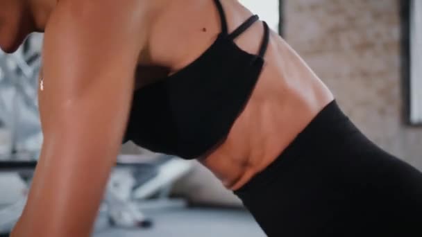 Fitness Entusiast Gör Core Workout Gymmet Kvinna Utför Core Motion — Stockvideo