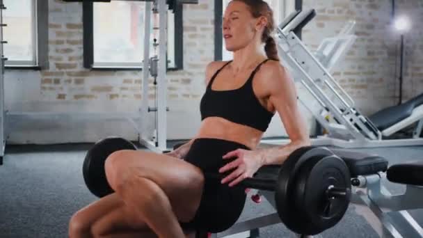 Wanita Muda Berpakaian Dalam Pakaian Atletik Berdiri Gym Terang Benderang — Stok Video
