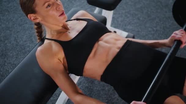 Kobieta Stroju Gimnastycznym Robi Brzuszki Macie Ćwiczeń Sportowiec Pracujący Nad — Wideo stockowe