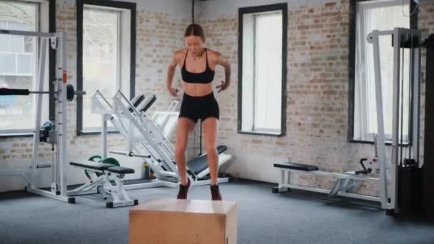 Aptidão Entusiasta Saltar Sobre Hurdle Gym Treino Mulher Saltar Sobre — Vídeo de Stock