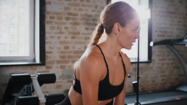 Kobieta Podnosząca Dzwon Determinacją Trening Gimnastyczny Kettlebellem Trening Siłowy Akcji — Wideo stockowe