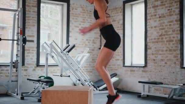 Aptidão Entusiasta Saltar Sobre Hurdle Gym Treino Mulher Saltar Sobre — Vídeo de Stock
