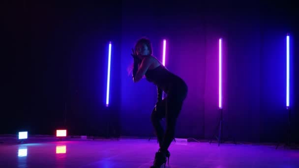 Silhouette Femme Dansant Sous Des Néons Piste Danse Lumineuse Néon — Video