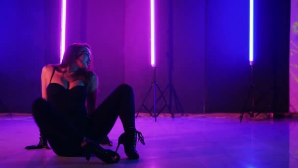 Silueta Mujer Bailando Bajo Luces Neón Vibrante Pista Baile Iluminada — Vídeos de Stock