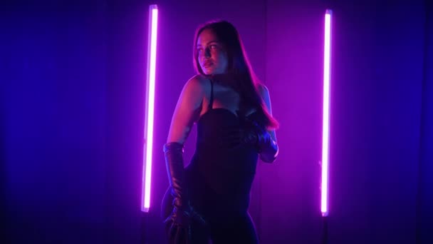 Sylwetka Kobiety Tańczącej Pod Neonowymi Światłami Żywy Neon Oświetlony Parkiet — Wideo stockowe