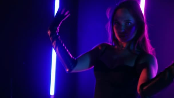 Silhuet Kvinde Der Danser Neonlys Levende Neontændt Dansegulv Med Kvinde – Stock-video