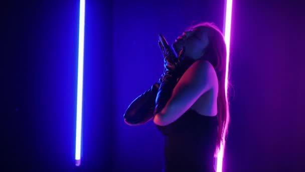 Silhuett Kvinna Som Dansar Neonljus Vibrerande Neonbelyst Dansgolv Med Kvinnan — Stockvideo