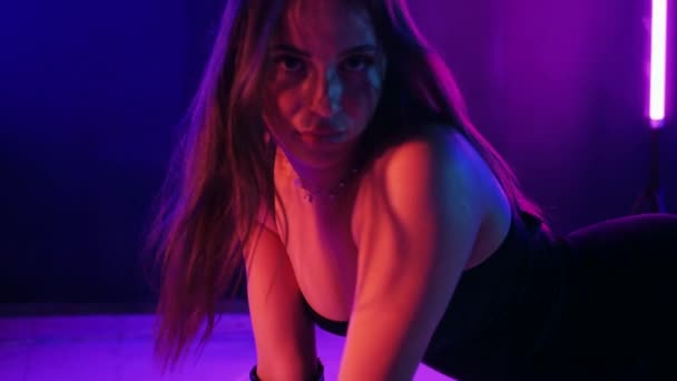 Silhuett Kvinne Som Danser Neonlys Levende Neon Opplyst Dansegulv Med – stockvideo