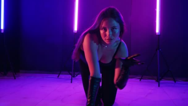 Silhouette Woman Dancing Neon Lights Vibrant Neon Lit Dance Floor — Stock Video