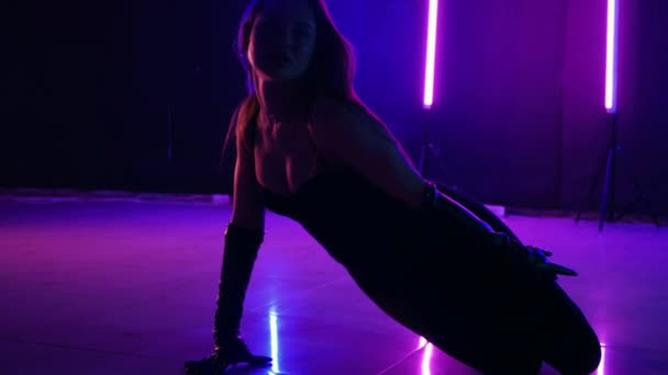 Σιλουέτα Μιας Γυναίκας Που Χορεύει Κάτω Από Φώτα Νέον Ζωντανό — Αρχείο Βίντεο