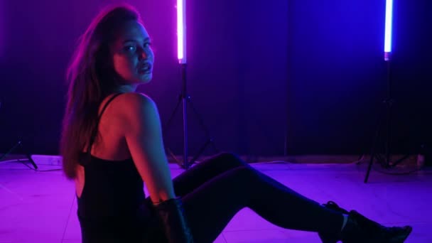 Σιλουέτα Μιας Γυναίκας Που Χορεύει Κάτω Από Φώτα Νέον Ζωντανό — Αρχείο Βίντεο