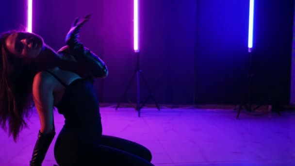 Silueta Mujer Bailando Bajo Luces Neón Vibrante Pista Baile Iluminada — Vídeo de stock