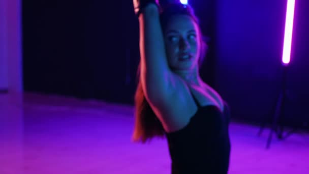 Силуэт Женщины Танцующей Неоновыми Огнями Живая Неоновая Подсветка Танцпола Женщиной — стоковое видео